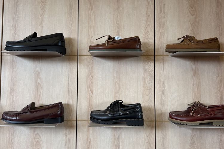 sepatu loafers, 4 Cara Memadukan Sepatu Loafers untuk Gaya Kasual Sehari-hari, 1. Padukan dengan kaos polos dan celana denim, 2. Pilih warna pakaian yang bersih dan netral, 3. Pakai celana dengan warna yang mudah dipadukan, 4. Atasan bisa polos maupun bermotif