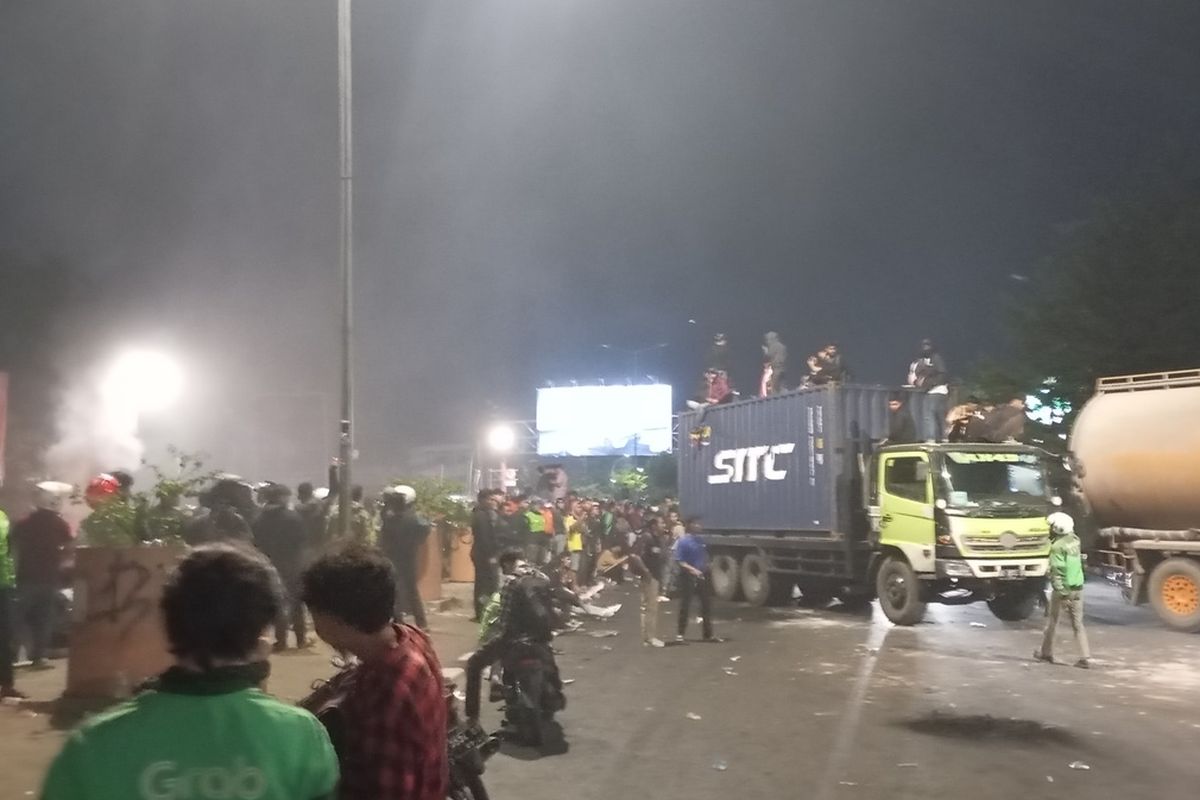 Makassar, Gubernur Sulsel, Gubernur Sulsel Andi Sudirman Sulaiman, demo Makassar, demo makassar hari ini, demo makassar memanas, demo makassar ricuh, Dini Hari Temui Massa dan Peluk Demonstran, Gubernur Sulsel: Kita Semua Mencintai Daerah Ini...