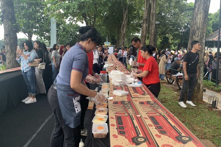 Pizza Hut Indonesia, buka puasa bersama pizza hut indonesia, pizza satu meter pizza hut indonesia, pizza hut indonesia 100 meter, pizza hut indonesia di tmii, Buka Puasa Bersama Pizza 100 Meter Digelar di Taman Mini Indonesia Indah
