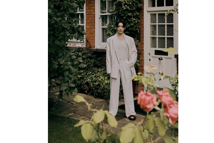 lee joon hyuk, mercy for none, drakor mercy for none, style le joon hyuk, inspirasi style lee joon hyuk, gaya lee joon hyuk, lee joon hyuk istri, fashion lee joon hyuk, 5 Gaya Lee Joon-hyuk Pemeran Drakor Mercy for None, Formal hingga Kasual, 1. Setelan jas selain hitam, 2. Nuansa off-white, 3. Cardigan weather, 4. Layering polo, 5. Preppy style
