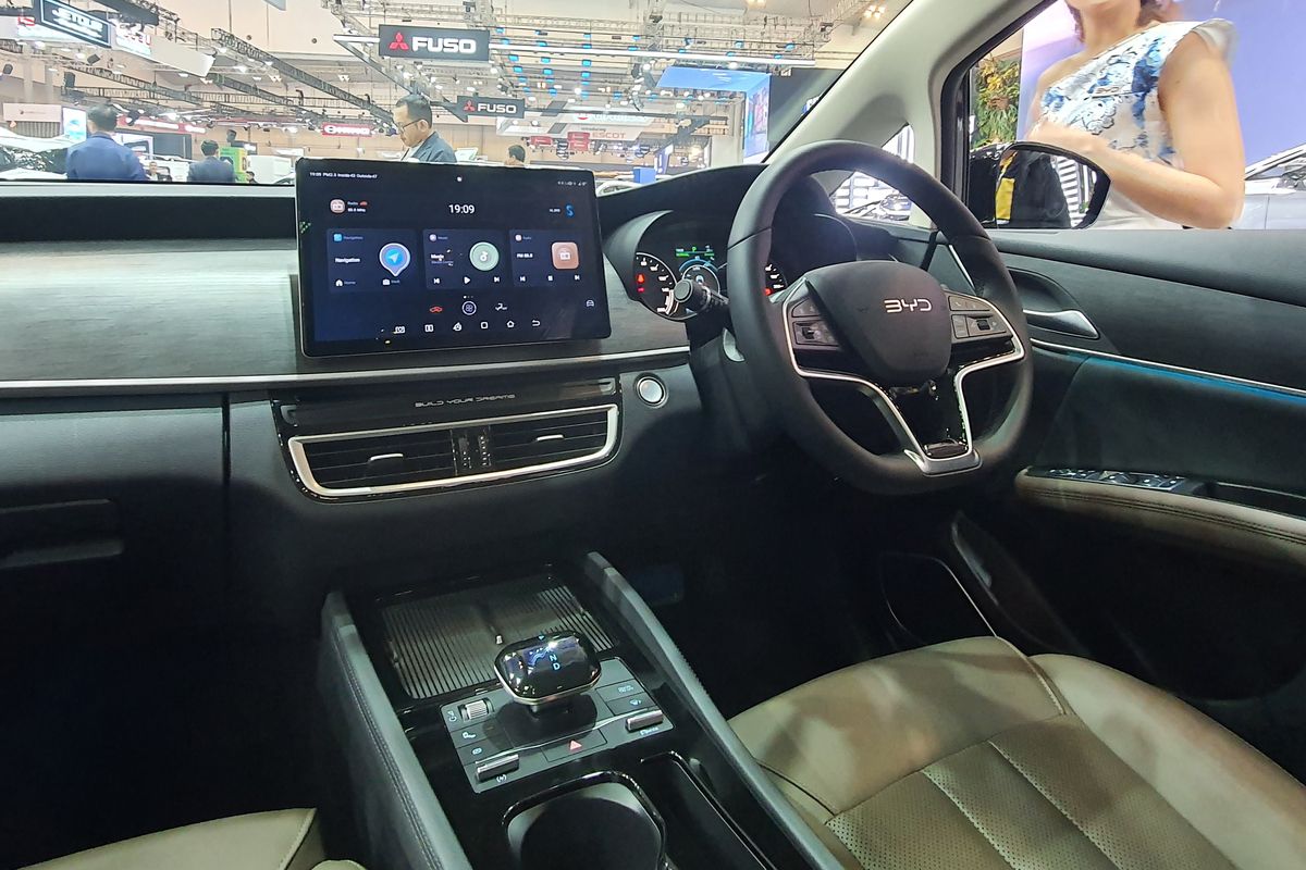 Oli Kompresor, Mobil Listrik, mobil listrik, oli kompresor, Oli kompresor, mobil konvensional, refrigeran R134a, Mobil Konvensional, Oli Kompresor AC: Mobil Listrik vs Mobil Konvensional, Apa Perbedaan Oli Kompresor AC Mobil Listrik dan Mobil Konvensional?, Mengapa Oli Kompresor Penting untuk AC Mobil?, Apa Dampak Perbedaan Jenis Oli?, Apa Kelebihan Oli POE?