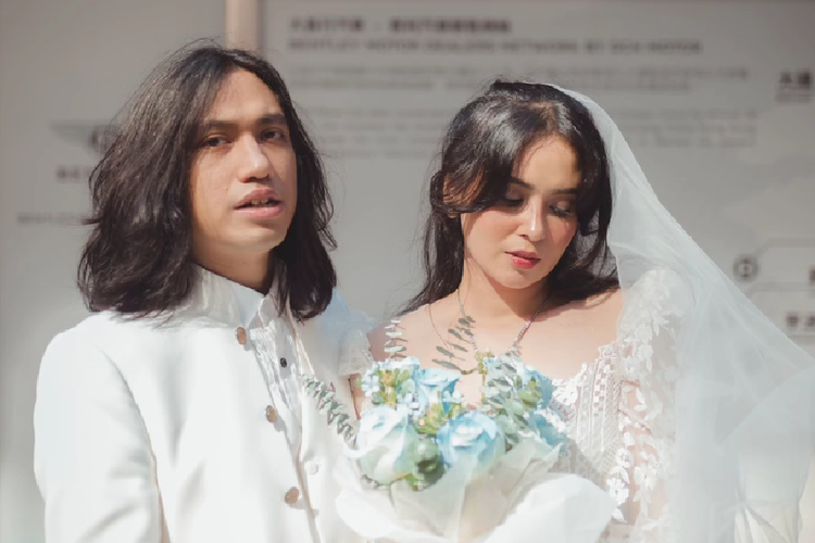 Ayushita, Gerald Situmorang dan Ayushita Resmi Menikah, Intip Detail Busananya yang Elegan, Gaun Renda Transparan dengan Siluet Romantis, Makeup Soft Glam dan Rambut Tergerai Natural, Buket Biru Pastel yang Jadi Aksen, Setelan Putih Klasik ala Gerald Situmorang