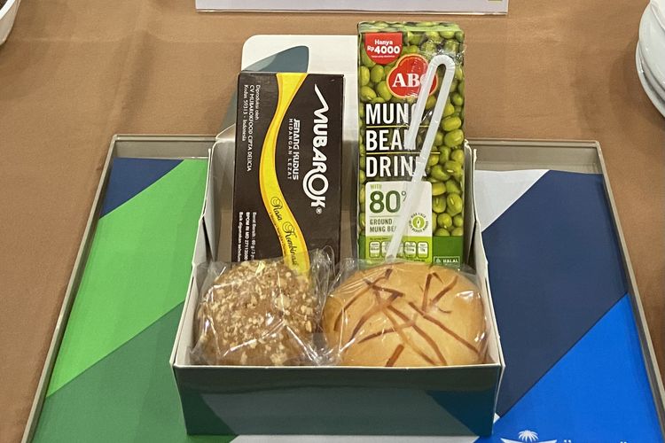 jemaah haji, Aerofood ACS, Garuda Indonesia, embarkasi Surabaya, Intip Makanan Jemaah Haji dari Surabaya di Pesawat, Ayam Bumbu Rujak hingga Pesmol, Teknik memasak pakai pembekuan, Menu pertama:, Menu kedua:, Menu ketiga (snack):