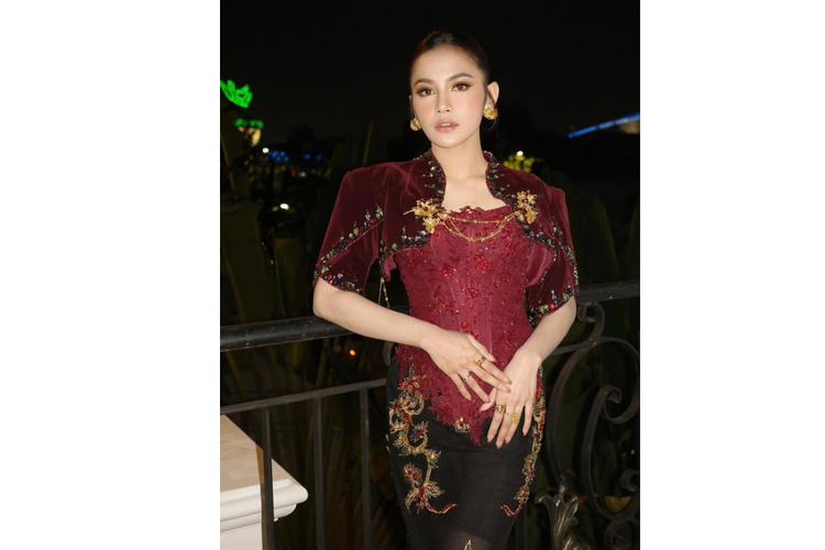 Mahalini Raharja, ngunduh mantu Al Ghazali dan Alyssa, mahalini raharja, ngunduh mantu al ghazali dan alyssa, mahalini di ngunduh mantu al ghazali dan alyssa, Glamor dan Elegan, Intip Detail Look Mahalini di Ngunduh Mantu Al Ghazali dan Alyssa, Terinspirasi dari Jawa klasik yang dipadukan dengan sentuhan modern, Mengenakan bustier maroon yang disulam rumit, Rok beludru hitam, Bolero beludru, Riasan soft glam