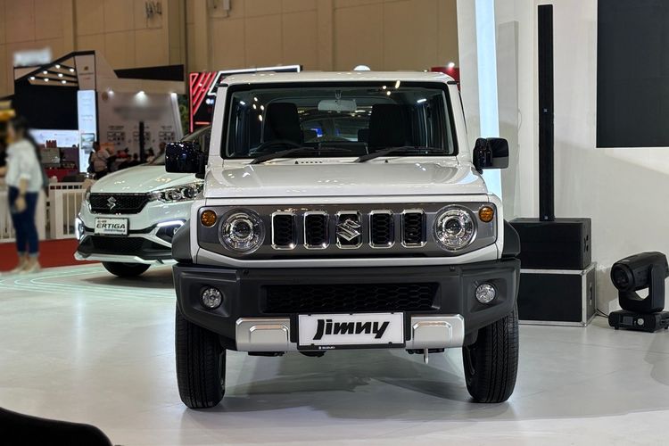 jimny, suzuki jimny, jimny 5 pintu, suzuki jimny 5 pintu, suzuki jimny 3 pintu harga, Komparasi Suzuki Jimny 3 Pintu vs Jimny 5 Pintu: Kembar Beda Karakter, Desain: Kompak vs Proporsional, Interior: Fun vs Fungsional, Mesin &amp; Performa, Kesimpulan:, Harga Jimny 3 Pintu, Harga Jimny 5 Pintu