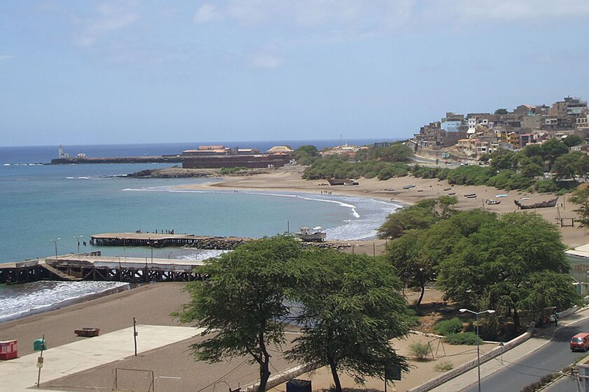 Cape Verde, cape verde lolos piala dunia, Keindahan Cape Verde, Wisata Cape Verde, Lokasi Tanjung Verde, Lolos Piala Dunia, Ternyata Tanjung Verde Negara Seindah Ini, Lokasi Tanjung Verde, Alam vulkanik dan keajaiban laut, Keindahan yang penuh warna dan musik, “Morabeza”: Jiwa keramahan Tanjung Verde, Kuliner dan minuman unik di negeri vulkanik, Surga bagi pendaki dan petualang