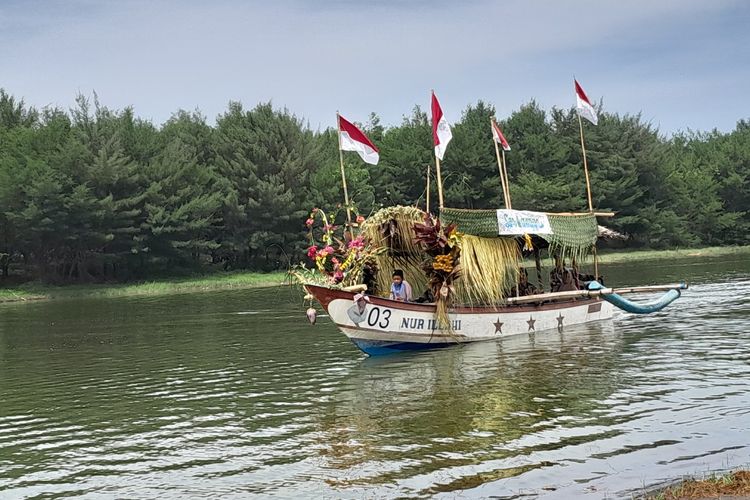 yogyakarta, Kulon Progo, Pantai Glagah, Perahu hias, Gelagah Lagoon Festival, Wisata Pantai Glagah Kulon Progo, Ada Atraksi Kapal Hias Nyi Roro Kidul