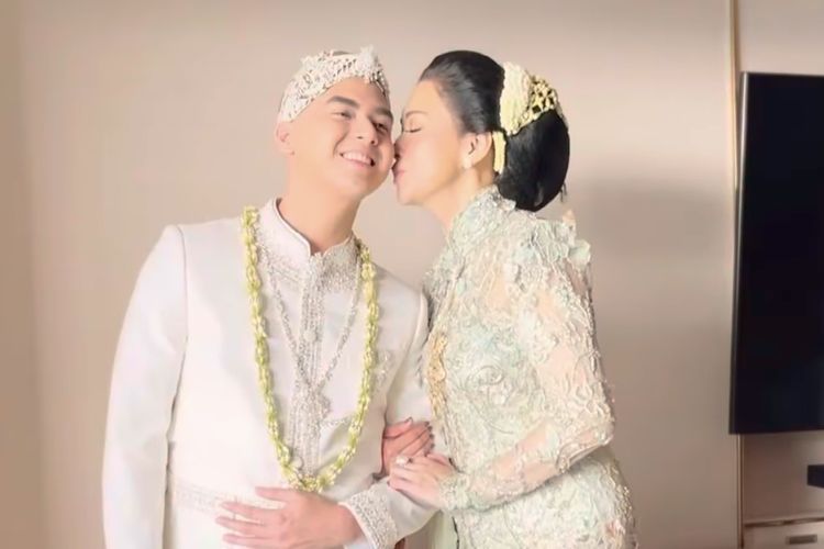 Maia Estianty, Al Ghazali, Irwan Mussry, Alyssa Daguise, Al Ghazali Alyssa Daguise, Pernikahan Al Ghazali Alyssa Daguise, pernikahan al ghazali dan alyssa daguise, akad nikah Al Ghazali dan Alyssa Daguise, Al Ghazali akad nikah, Dampingi Al Ghazali Akad Nikah, Maia Estianty dan Irwan Mussry Tampil Serasi dan Berkelas