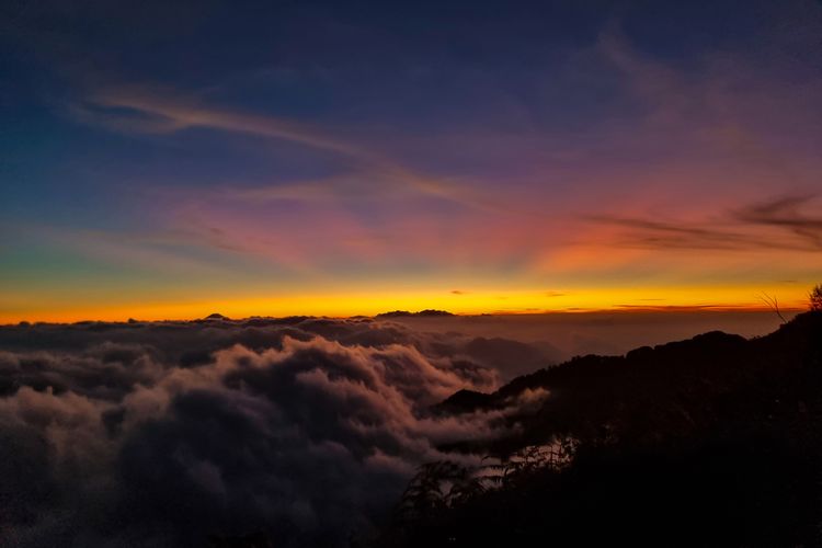 gunung indonesia yang buka 17 agustus, jalur pendakian gunung indonesia yang buka 17 agustus, mana saja gunung yang bisa didaki 17 agustus 2025, gunung apa saja yang boleh didaki, perayaan 17 agustus di puncak gunung, 10 Gunung di Indonesia yang Buka Pendakian saat 17 Agustus 2025, 1. Gunung Rinjani, 2. Gunung Bismo, 3. Gunung Kerinci, 4. Gunung Cikuray, 5. Gunung Prau, 6. Gunung Lawu, 7. Gunung Salak, 8. Gunung Telomoyo, 9. Gunung Papandayan, 10. Gunung Sindoro
