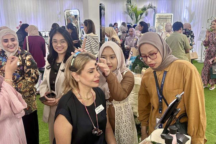 ParagonCorp, Light From Heart to The World, kunjungan 35 Istri Duta Besar Asing ke ParagonCorp, ParagonCorp kenalkan budaya Indonesia lewat industri kecantikan, ParagonCorp Ajak 36 Istri Duta Besar Asing Mengenal Indonesia Lewat Industri Kecantikan