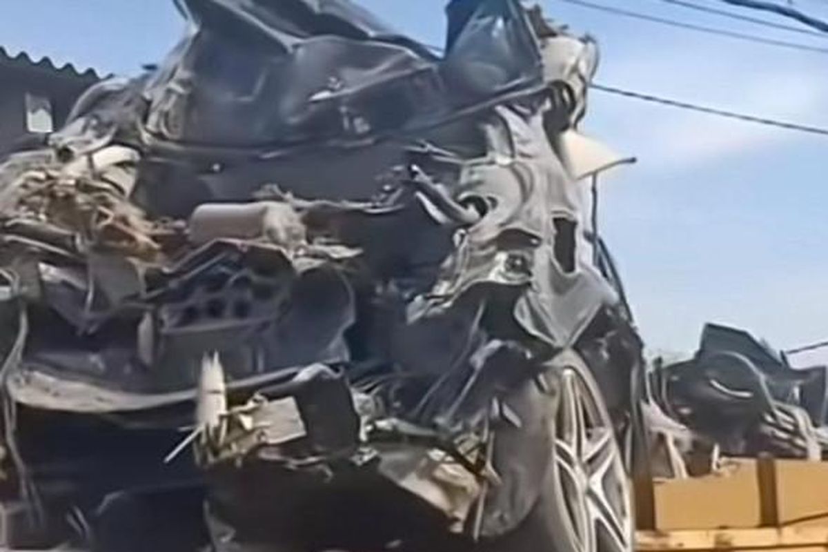 mobil mercedes benz, mobil mercy, evakuasi ponpes al khoziny, ponpes al khonizy ambruk, mobil mercy rusak tertimpa reruntuhan ponpes al khoziny, Evakuasi Ponpes Al Khoziny: Petugas Temukan Mobil Mercy Rusak Parah Tertimpa Reruntuhan