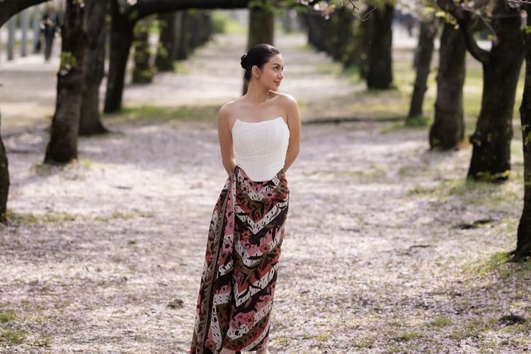 Ariel Tatum, Gaya Ariel Tatum, gaya ariel tatum, fashion ariel tatum, ariel tatum usia, baju ariel tatum, batik ariel tatum, ariel tatum pakai batik, ariel tatum batik, 4 Gaya Ariel Tatum Pakai Batik, Cocok Jadi Inspirasi, 1. Korset dan kain batik, 2. Tank top jumputan dan cardigan, 3. Kebaya hitam dan kait lilit batik, 4. Gaun dengan aksen batik