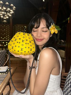 BLACKPINK, Lisa BLACKPINK, Lalisa Manobal, tas pilihan lisa blackpink, inspirasi tas lisa blackpink, 7 Tas Mewah Pilihan Lisa BLACKPINK, Ada Hermes Langka Seharga Rp 4,9 M, 1. Hermès Faubourg Birkin, 2.Louis Vuitton Pumpkin Bag, 3. Celine Tabou Bag, 4. Shushu/Tong Stereo Bow-Appliqué Leather Bag, 5. Mini Gunther Leather Bag, 6. Loewe x Paula’s Ibiza Tomato Clutch Bag, 7. Boyy Hungry Chili Eyelets Bag