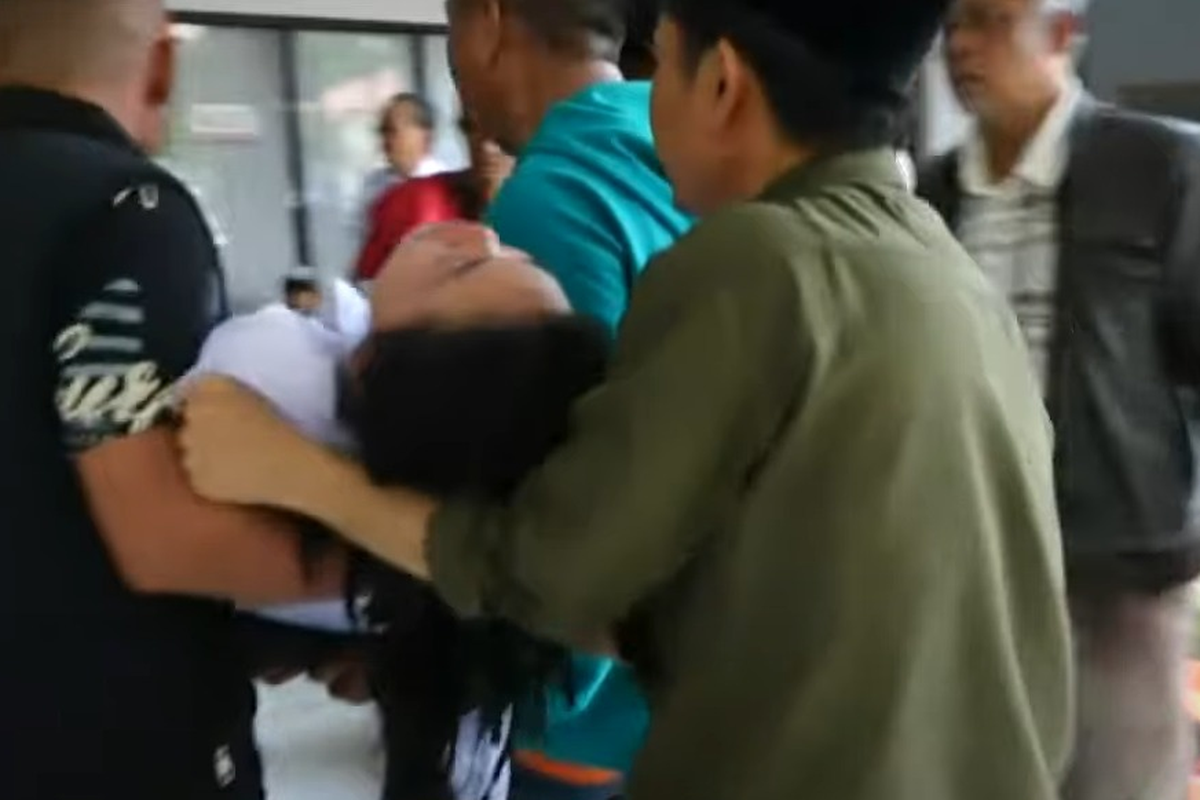 makan bergizi gratis, keracunan MBG, keracunan mbg bandung, Cipongkor, keracunan MBG Bandung Barat, Ambulans Bolak-Balik Evakuasi 220 Siswa Keracunan MBG di Cipongkor Bandung Barat