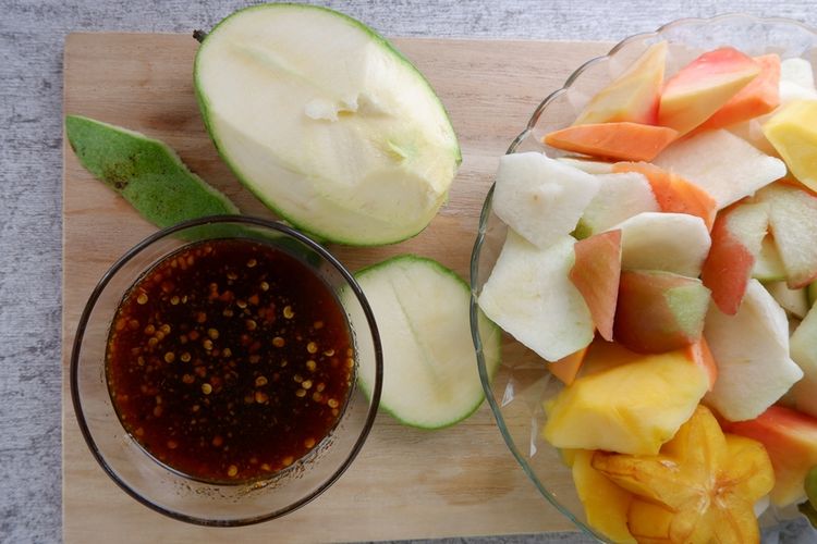 resep bumbu rujak buah, cara membuat rujak buah, bumbu rujak tanpa kacang, rujak buah kental, resep rujak buah awet, rahasia bumbu rujak tahan lama, Resep Bumbu Rujak Buah Kental Tanpa Kacang, Awet 1 Bulan, Ciri Khas Bumbu Rujak Tanpa Kacang, Bahan Buah, Cara Membuat Bumbu Rujak Buah Kental Tanpa Kacang, Cara Penyajian Rujak Buah, Tips Agar Bumbu Rujak Awet dan Tetap Kental