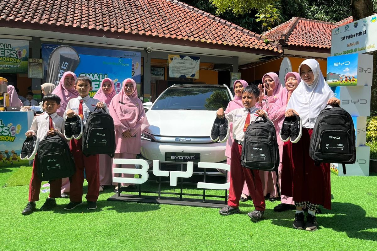 sepatu, tas sekolah, Small Steps for Tomorrow, CSR BYD, Dari Ruang Kelas di Depok, BYD Memulai Langkah Kecil untuk Masa Depan