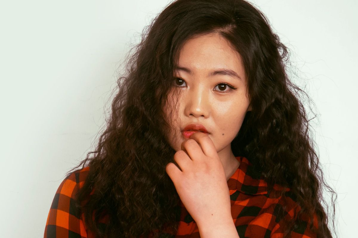 rambut keriting, 5 Perawatan Rambut Keriting agar Tidak Kering dan Kusut Menurut Ahli, 1. Kenali dulu jenis rambut keriting, 2. Jangan terlalu sering keramas, 3. Fokus menjaga kelembapan rambut, 4. Hindari menyisir rambut saat kering, 5. Perhatikan cara tidur dan paparan matahari