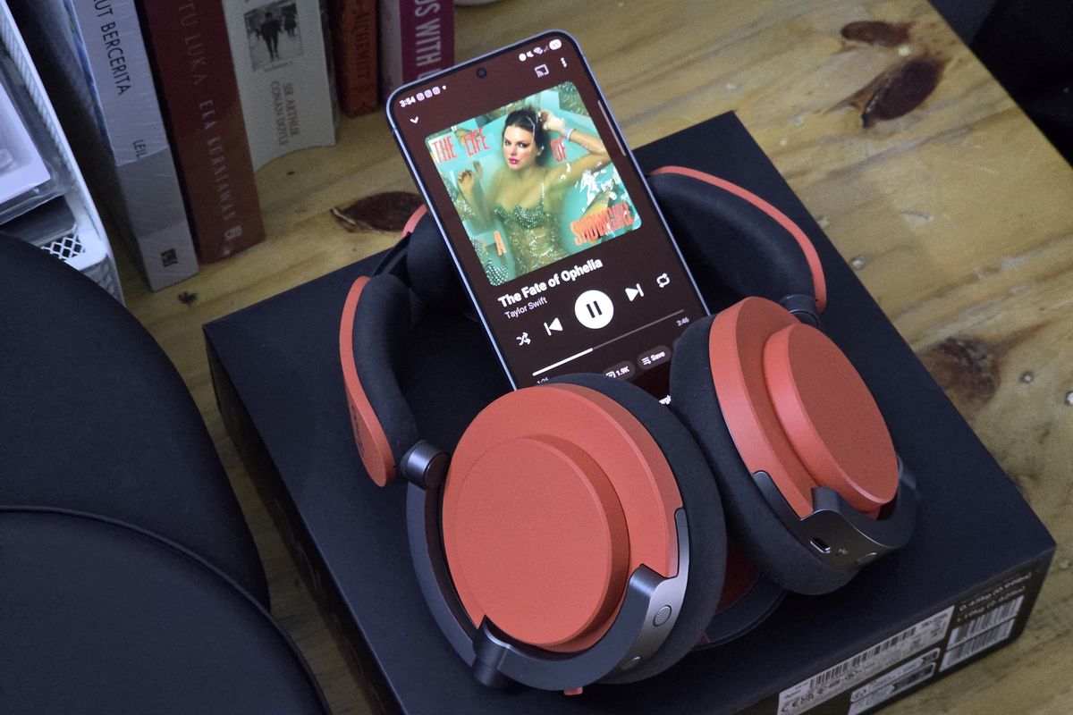musik, headphone, dyson, Dyson OnTrac, headphone dyson ontrac, mydyson, active noise cancelling, unboxing dyson ontrac, spesifikasi teknis dyson ontrac, Menjajal Dyson OnTrac, Headphone Futuristik Harga Rp10 Juta, Unboxing Dyson OnTrac, Desain maskulin dan futuristik, Suara bersih, ANC efektif, Kesimpulan:, Spesifikasi teknis Dyson OnTrac