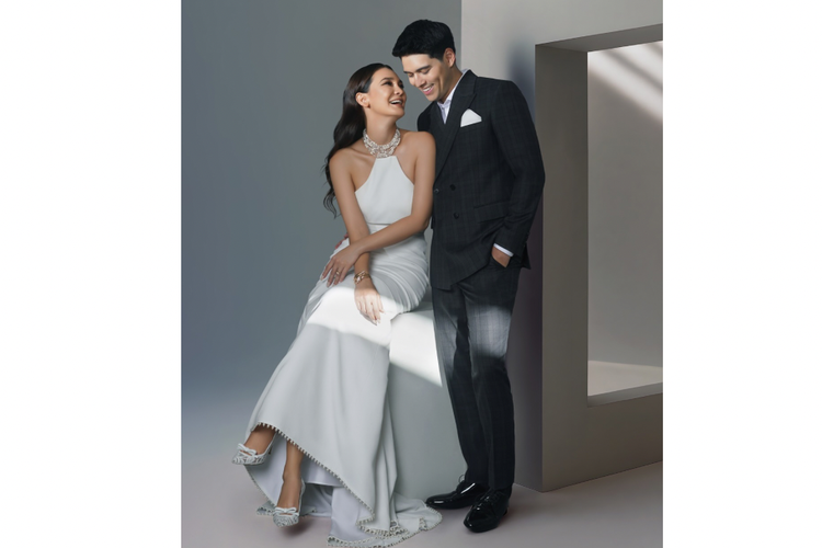 Luna Maya, Maxime Bouttier, gaya sepatu Luna Maya, Gaya sepatu Luna Maya, pernikahan luna maya dan maxime, resepsi pernikahan luna maya, gaya luna maya, gaya sepatu luna maya, sepatu luna maya, 5 Gaya Sepatu Luna Maya, Modis untuk Berbagai Acara, 1. Sepatu bernuansa earth tone, 2. Sepatu bersol tebal, 3. Heels manis berpita Stuart Weitzman, 4. Sepatu New Balance, 5. Chanel Mary Janes