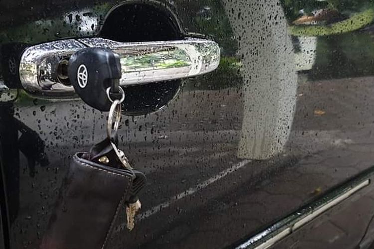 membuka pintu mobil, Jusri Pulubuhu, Jangan Asal Buka Pintu Mobil, Pengendara Motor Jadi Korban