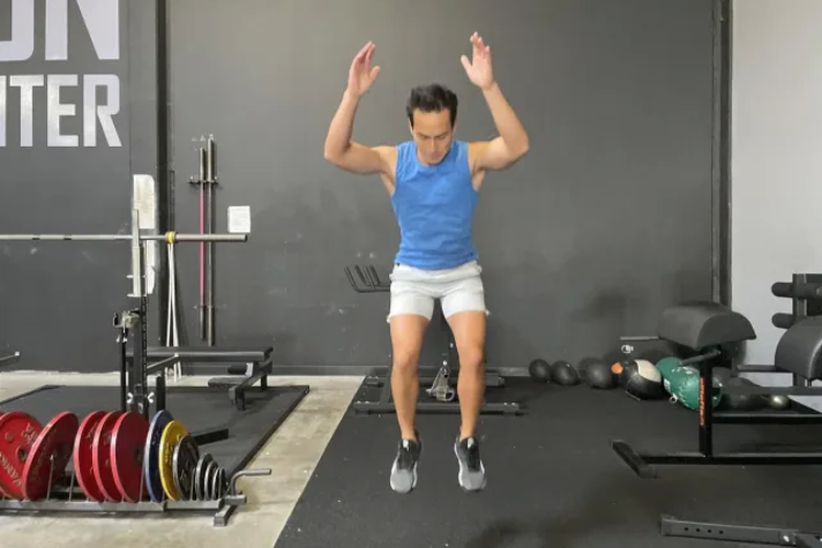 otot lutut, 4 Latihan untuk Perkuat Sendi Lutut, Kuat Naik Tangga di Usia Senja, 1. Squat, 2. Lunges, 3. Jump squats, 4. Cyclist squats