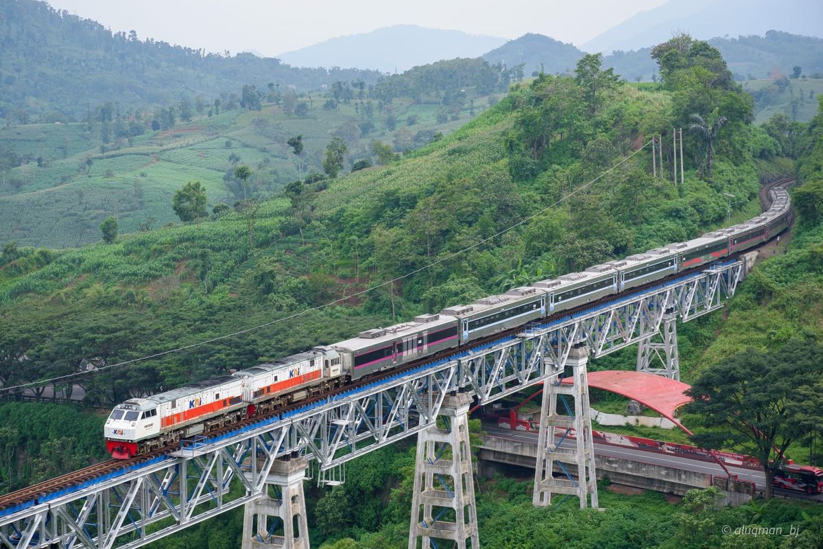 Jawa Timur Jadi Favorit Saat Nataru, Stasiun Ketapang Kebanjiran Penumpang