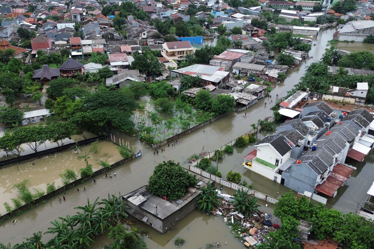 BPBD Jakarta, UPDATE Titik Banjir Jakarta Hari Ini: Daftar 143 RT dan 16 Ruas Jalan yang Terendam, Jakarta Barat 40 RT:, Jakarta Pusat 5 RT:, Jakarta Selatan 66 RT:, Jakarta Timur 30 RT:, Jakarta Utara 2 RT:, Lokasi Pengungsi:, Jalan yang tergenang 16 ruas jalan: