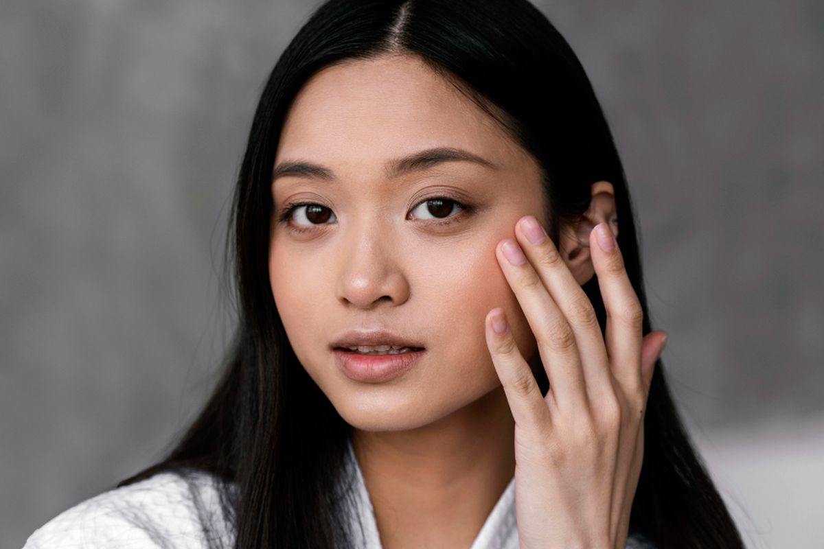 bawah mata hitam, 7 Penyebab Area Bawah Mata Hitam Menurut Dokter Kulit, 1. Faktor genetik dan struktur wajah, 2. Kulit tipis di sekitar mata, 3. Pembuluh darah dan vaskularisasi, 4. Proses penuaan alami, 5. Kantung mata dan retensi cairan, 6. Hiperpigmentasi dan peradangan, 7. Gaya hidup dan kondisi kesehatan