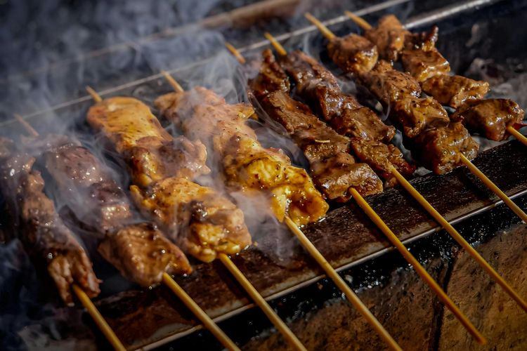 cara menyalakan arang tanpa minyak tanah, cara menyalakan arang dengan minyak goreng, cara menyalakan arang untuk bakar sate, cara membakar sate kambing, cara membakar sate dengan arang, Arang untuk Bakar Sate Sulit Nyala, Ini Cara Menyalakannya, 2. Pakai obor gas, 3. Pakai cerobong asap, 4. Pancing dengan lilin, 5. Ikuti cara penjual bakso bakar