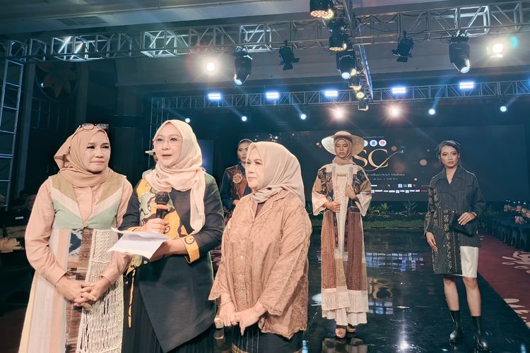 SURABAYA, Surabaya, Fashion, desainer, wastra Nusantara, fashion, Warisan budaya, wastra nusantara, fashion show surabaya, desainer surabaya, wastra nusantara fashion, 17 Desainer Surabaya Pamerkan Batik hingga Lurik dengan Sentuhan Modern