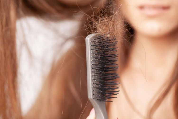 Arti di Balik 6 Kondisi Rambut, Bisa Jadi Tanda Ada Masalah Kesehatan Tubuh, 1. Genetik dan stres picu uban, 2. Rambut rapuh dan sindrom Cushing, 3. Penipisan akibat gangguan tiroid, 4. Kerontokan sebagai tanda anemia, 5. Tubuh kekurangan protein, 6. Ketombe dan masalah kulit kepala