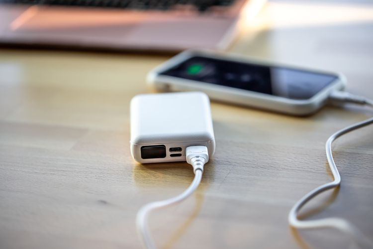 Baterai Lithium Ion, baterai lithium, benda berbahaya di pesawat, tips aman naik pesawat, Panduan Aman Membawa Baterai Lithium, Benda Berbahaya yang Sering Kita Bawa di Pesawat, Mengapa baterai lithium bisa berbahaya di pesawat?, Aturan membawa baterai lithium, Kenali batas kapasitas baterai atau powerbank, Jika terjadi insiden baterai lithium di pesawat, Upaya industri dan regulasi global
