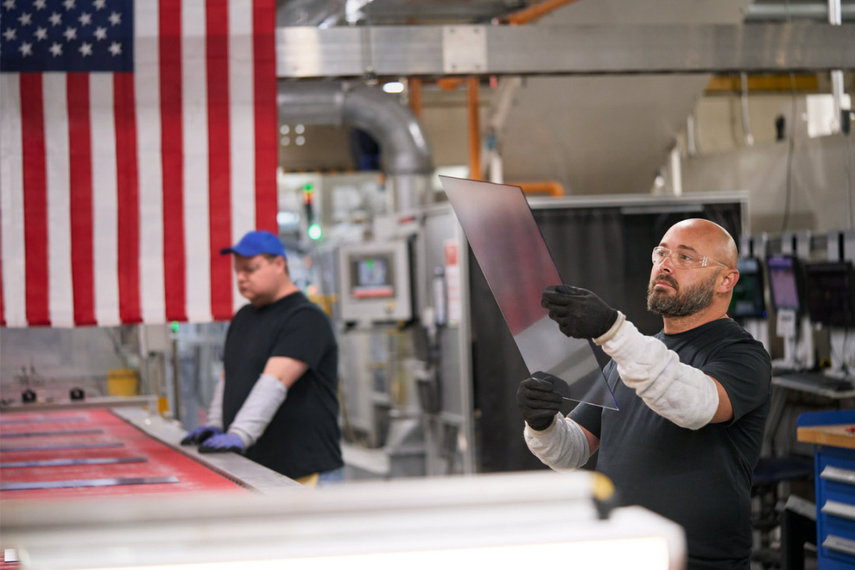 apple, Corning, Investasi Apple, tarif impor Amerika, Apple Akhirnya Tunduk, Bikin Pabrik di AS demi Trump