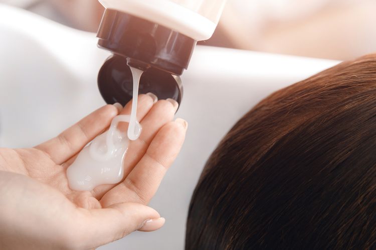 rambut kering, kondisioner rambut, manfaat conditioner, manfaat kondisioner rambut, cara pakai kondisioner yang benar, rambut kering dan kusut, kondisioner untuk rambut kering, cara pakai kondisioner, fungsi conditioner, Manfaat Kondisioner Rambut Menurut Dr. Tirta, Menjaga agar Tak Kering
