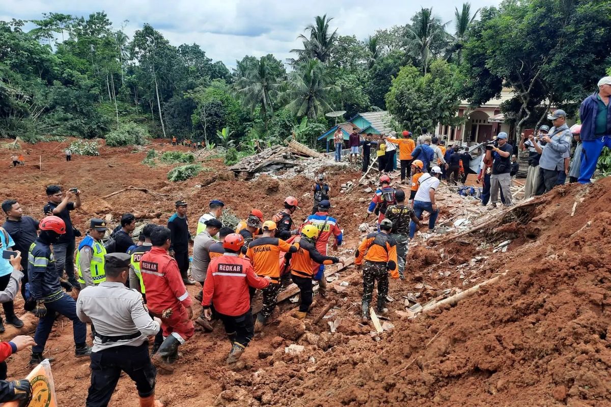 Cibeunying, tanah longsor, Cilacap, tanah longsor cilacap, tanah longsor di cilacap, upcate tanah longsor di cilacap, update tanah longsor di cibeunying, 3 Warga Meninggal dan 20 Hilang, Longsor Cibeunying Cilacap Picu Relokasi Besar-besaran