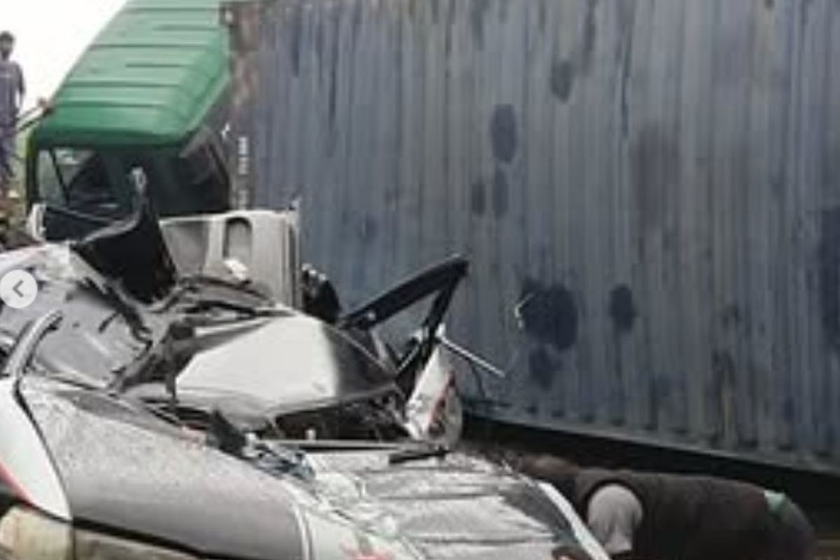 Karawang, Satu Keluarga Tewas Tertimpa Truk Kontainer Terguling di Karawang: Kronologi dan Penyebab