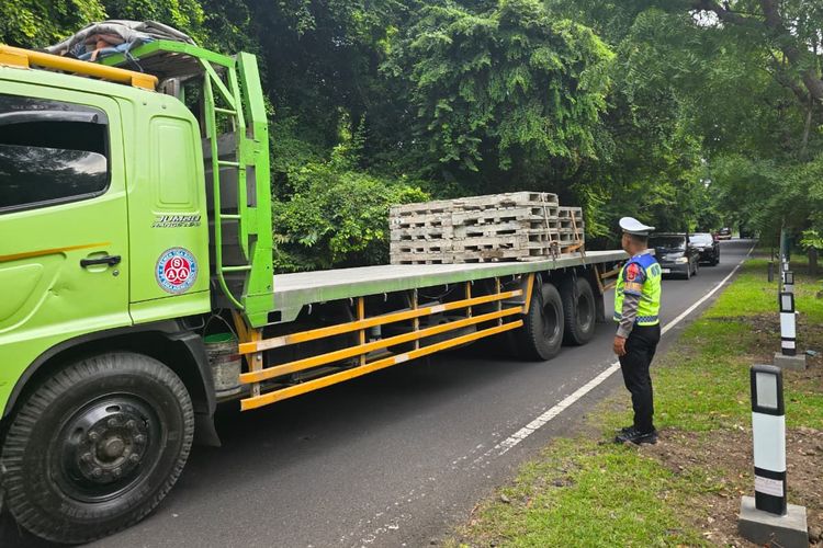 logistik, pelanggaran, pembatasan, kepadatan, Kemenhub, truk sumbu tiga, Langgar Aturan Mudik, Truk Sumbu Tiga Picu Antrean Kendaraan