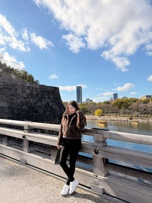 Aura Kasih, gaya Aura Kasih, 7 Gaya Aura Kasih Liburan Akhir Tahun di Jepang, Simpel dan Timeless, 1. Monokrom klasik, 2. Outfit hangat untuk jalan kaki santai, 3. Turtleneck hitam yang elegan, 4. Sentuhan feminin dengan coat panjang, 5. Gaya city stroll yang santai, 6. Kasual modern di area publik, 7. Minimalis tapi berkarakter