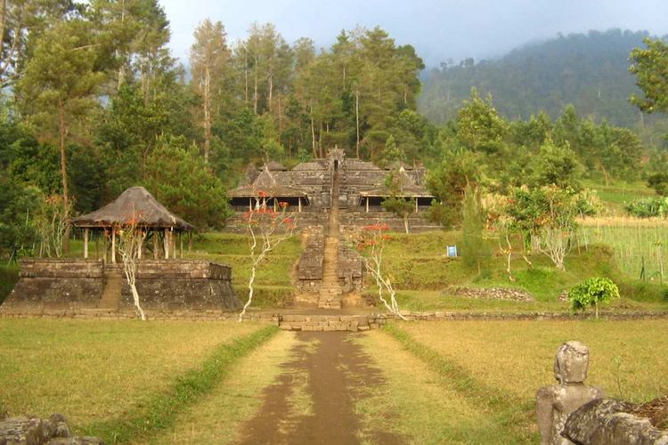 Atsiri Glamping, Serunya Aktivitas Outdoor di Atsiri Glamping Tawangmangu, Bisa Main ke Candi, 1. Sepedaan keliling desa, 2. Aromatic treasure hunts, 3. Kunjungan ke Candi Cetho, 4. Kunjungan ke Candi Sukuh, 5. Batik Girilayu visit, 6. Sunset Trekking, 7. Jemparingan – Panahan Tradisional Jawa, 8. Kelana Prastawa Jeep Adventure