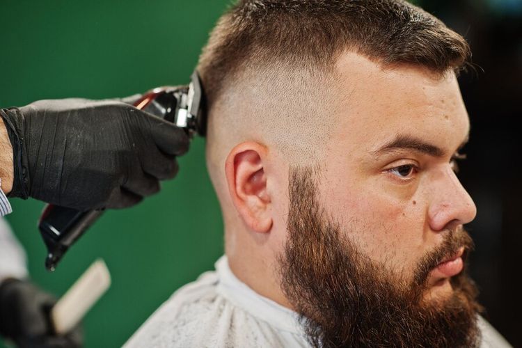 Tren rambut pria, model rambut pria, potongan rambut pria, tren rambut pria 2025, hairstyle pria, crop fade, pria wajah kotak, pria wajah lonjong, pria wajah bulat, Panduan Model Rambut Crop Fade untuk Pria, Cocok untuk Wajah Lonjong, Crop fade cocok untuk pria wajah lonjong dan kotak, Crop fade tidak disarankan untuk pria wajah bulat, Jenis rambut untuk crop fade, Perawatan potongan rambut crop fade, Masih relevan untuk tren rambut pria 2025