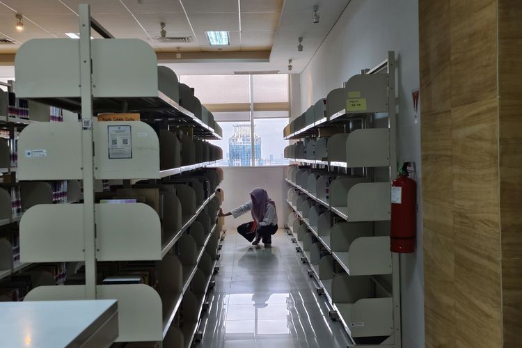 perpustakaan nasional, Program literasi, budaya membaca, naskah kuno, perpusnas, fakta menarik perpustakaan nasional, perpustakaan tertinggi di dunia, perpustakaan nasional RI, literasi Indonesia, Fakta Menarik Perpustakaan Nasional RI, Perpustakaan Tertinggi di Dunia dan Pusat Literasi Indonesia, 1. Perpustakaan tertinggi di dunia, 2. Menyimpan naskah yang diakui UNESCO, 3. Menjadi panggung berbagai pameran, 4. Ramah bagi penyandang disabilitas