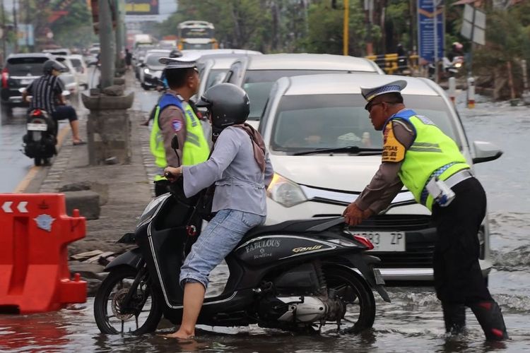 banjir rob, jalan licin, Banjir rob, sayung demak, Pantura Demak, tips aman berkendara, Jalur Pantura Demak Berlumut, Begini Tips Aman Berkendara di Jalan Licin