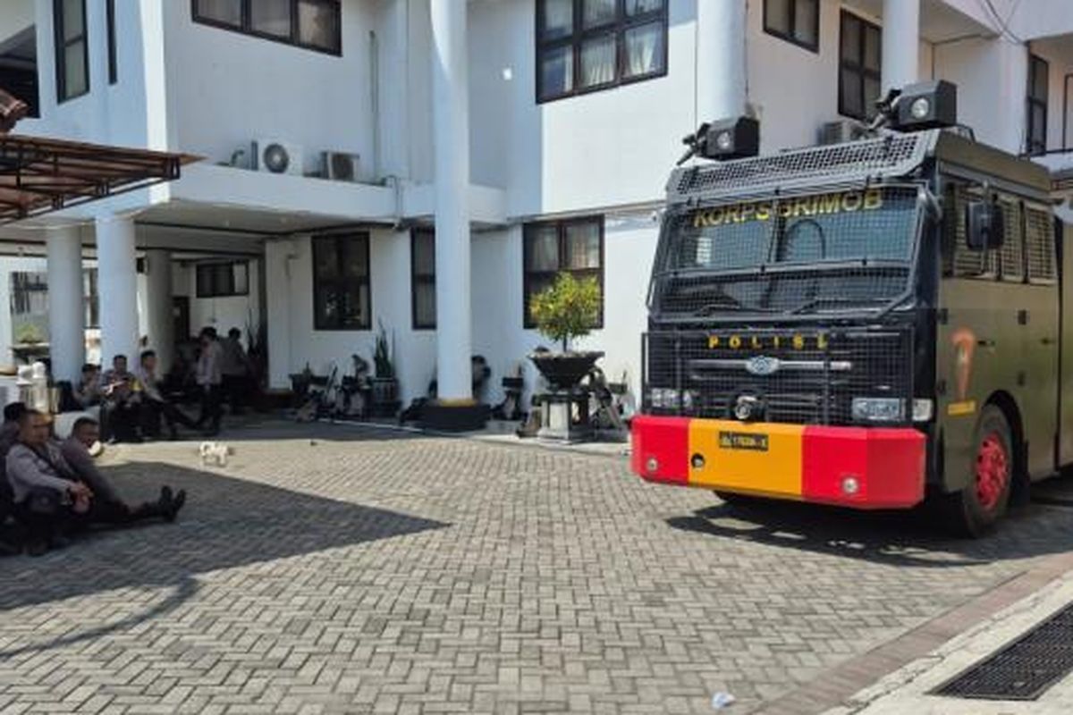 ponorogo, demo mahasiswa, demo Mahasiswa di ponorogo, demo mahasiswa ponorogo, demo Ponorogo ditunda, demo di Ponorogo ditunda, Aksi Demo Aliansi Ponorogo Bergerak Ditunda, Polisi Tetap Siaga di DPRD