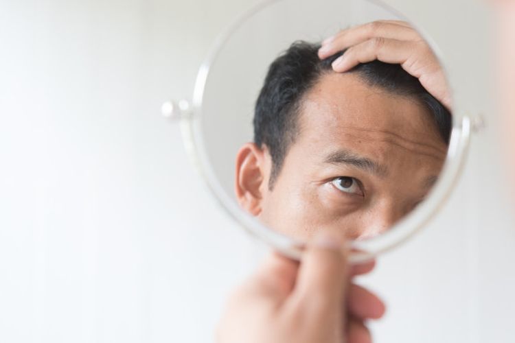 rambut beruban, 6 Perubahan Rambut saat Usia Bertambah dan Tips Mengatasinya, 1. Semakin banyak uban, 2. Laju pertumbuhan melambat, 3. Penipisan volume, 4. Rentan kusut dan mengembang, 5. Mengalami kerontokan, 6. Perubahan curl pattern