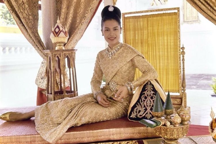 ratu sirikit, Ratu Sirikit meninggal, queen sirikit, gaya busana ratu sirikit, ratu sirikit ikon fashion, Ratu Sirikit Wafat, Intip 5 Gaya Busana Ikonik Sang Ratu Thailand, 1. Balutan Chut Thai emas , 2. Gaya modern dengan balutan warna ungu, 3. Elegan dengan busana marun, 4. Tampilan mewah dengan busana serba ungu, 5. Perpaduan gaya yang anggun dalam balutan ungu 