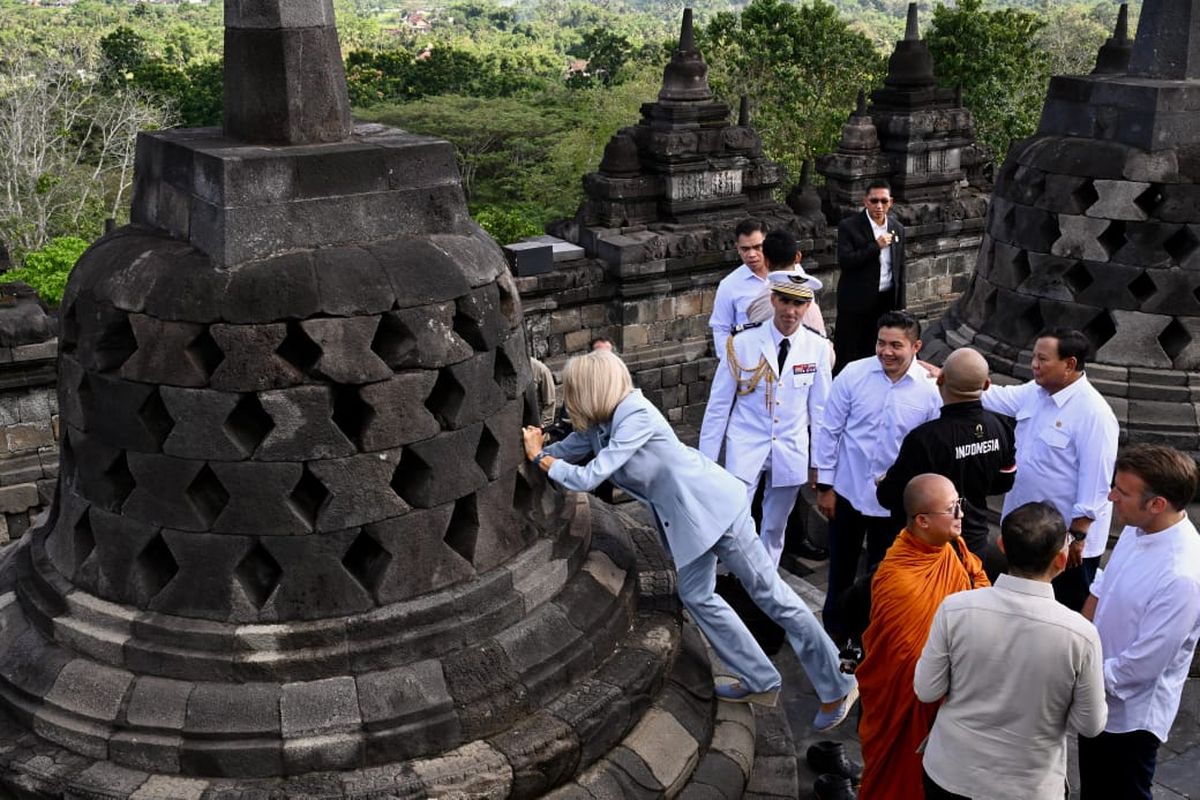 Candi Borobudur, mitos Kunto Bimo, Mitos Kunto Bimo, Merogoh Stupa Candi Borobudur, Mitos Kunto Bimo di Candi Borobudur, Mitos Kunto Bimo yang Bikin Wisatawan Merogoh Stupa Candi Borobudur