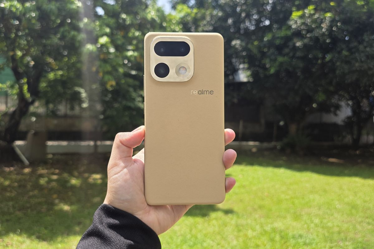 Realme, Realme 16 Pro Plus 5G, unboxing, Realme 16 Pro Plus: Desain Master Gold dan Kamera 200 MP yang Mencuri Perhatian, Isi kotak lengkap, dapat kepala charger dan soft case, Nyaman digenggam, Modul kamera unik, Kamera 200 MP jadi andalan