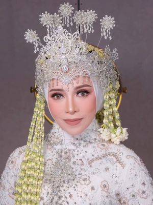 Melly Goeslaw, melly goeslaw adat sunda, melly goeslaw ulang tahun pernikahan, 7 Gaya Melly Goeslaw di Perayaan 30 Tahun Pernikahan, Kental Adat Sunda, 1. Kebaya putih penuh payet, 2. Siger megah berkilau, 3. Hijab rapi dengan sanggul tertutup, 4. Makeup flawless dengan fokus pada mata, 5. Ronce melati menjuntai panjang, 6. Kain batik klasik yang serasi, 7. Alas kaki anggun dan nyaman