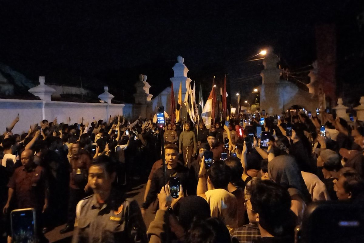 YOGYAKARTA, Yogyakarta, mubeng beteng, Mubeng beteng, Mubeng Beteng, Malam 1 Suro, Begini Rasanya Wisata Spiritual Mubeng Beteng di Yogyakarta