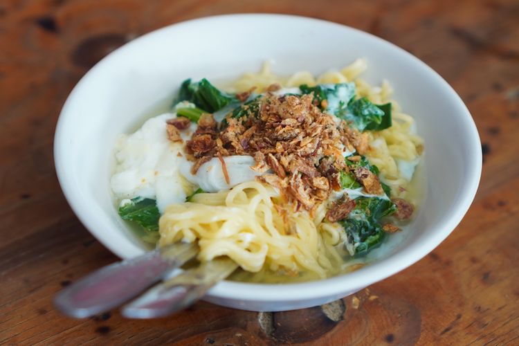 tips masak mi instan, cara merebus mi agar kenyal, mi instan praktis, mi instan gurih, Mi Instan Jadi Lembek dan Hambar? Ini Rahasia Bikin ala Warung Burjo, Siram Air Panas Sebelum Direbus, Seduh dan Rendam Mi Sesuai Jenisnya, Rebus Mi dengan Waktu Tepat, Tambahkan Minyak untuk Hindari Mi Lengket